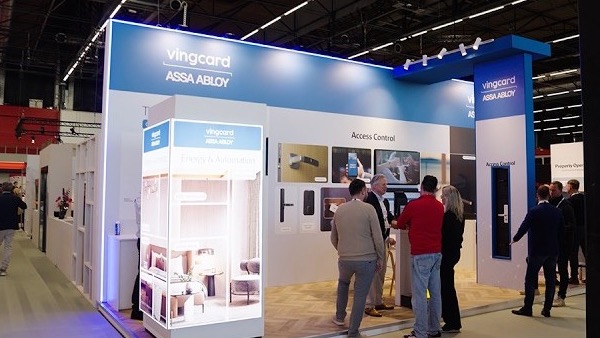 Videostill uit een beursvideo van Louwers Mediagroep: de stand van Vingcard op een vakbeurs